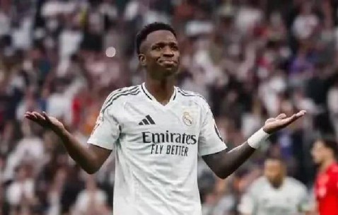 欧冠失利隐患凸显！皇马更衣室矛盾重重，能否解决危机待时间证明？