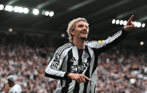 一场1-0，让纽卡收获赛季首胜，降级热门诞生：狼队耻辱4连败