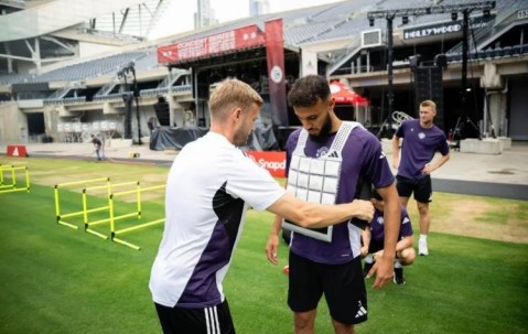 太阳报：曼联球员穿阿迪达斯研发的高科技夹克抵御美国高温