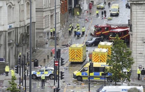 英国汽车冲撞人群致27伤，当时球迷正庆祝利物浦英超夺冠