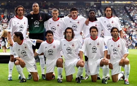 AC米兰队史今天：2003年又一位马尔蒂尼队长为米兰高举欧冠奖杯（5月28日）