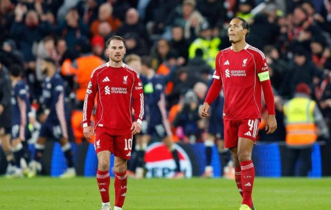 利物浦欧冠主场惨遭1-4重创，主帅与球员神情黯然，队伍士气跌至谷底