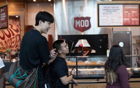 梦幻联动!杨瀚森现身WTT 现场观看王楚钦比赛